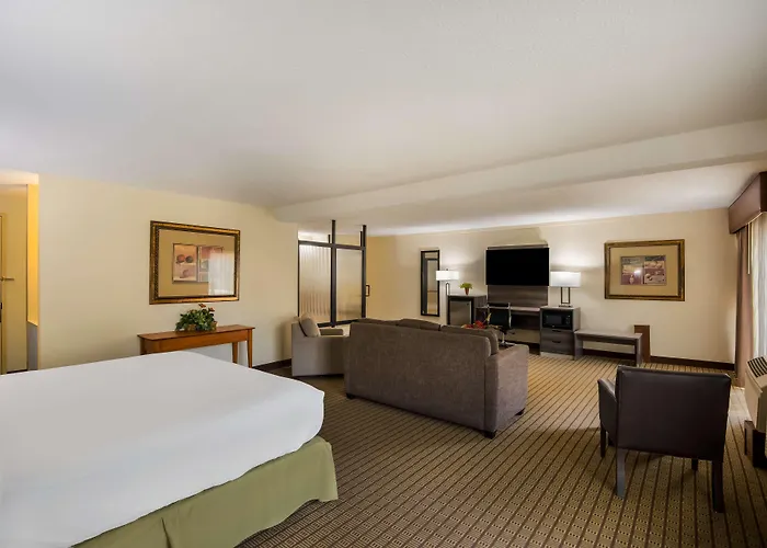 Western Prairie & Conference Center Hotel 3*